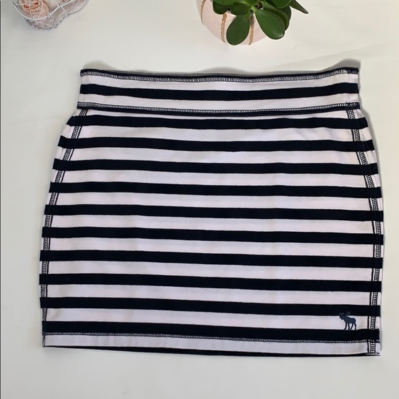 Abercrombie & Fitch - Picture 3 of 5